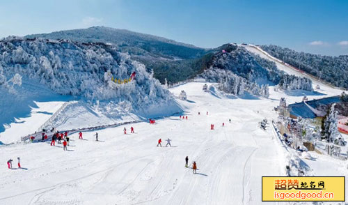 阳光雪山城堡滑雪场景点照片