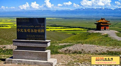 萨尔阔布附近景点格登山石碑